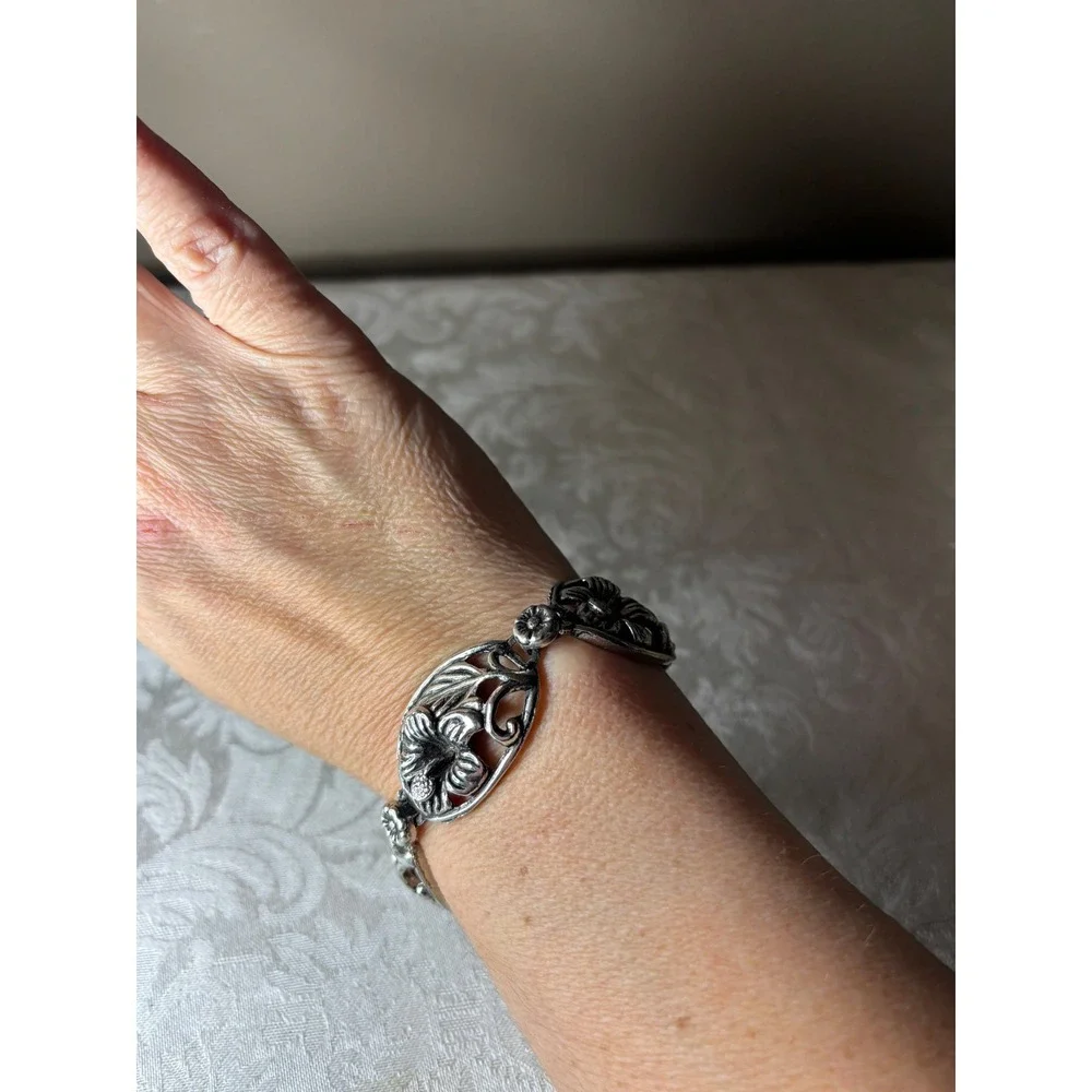 N/A intricate silver